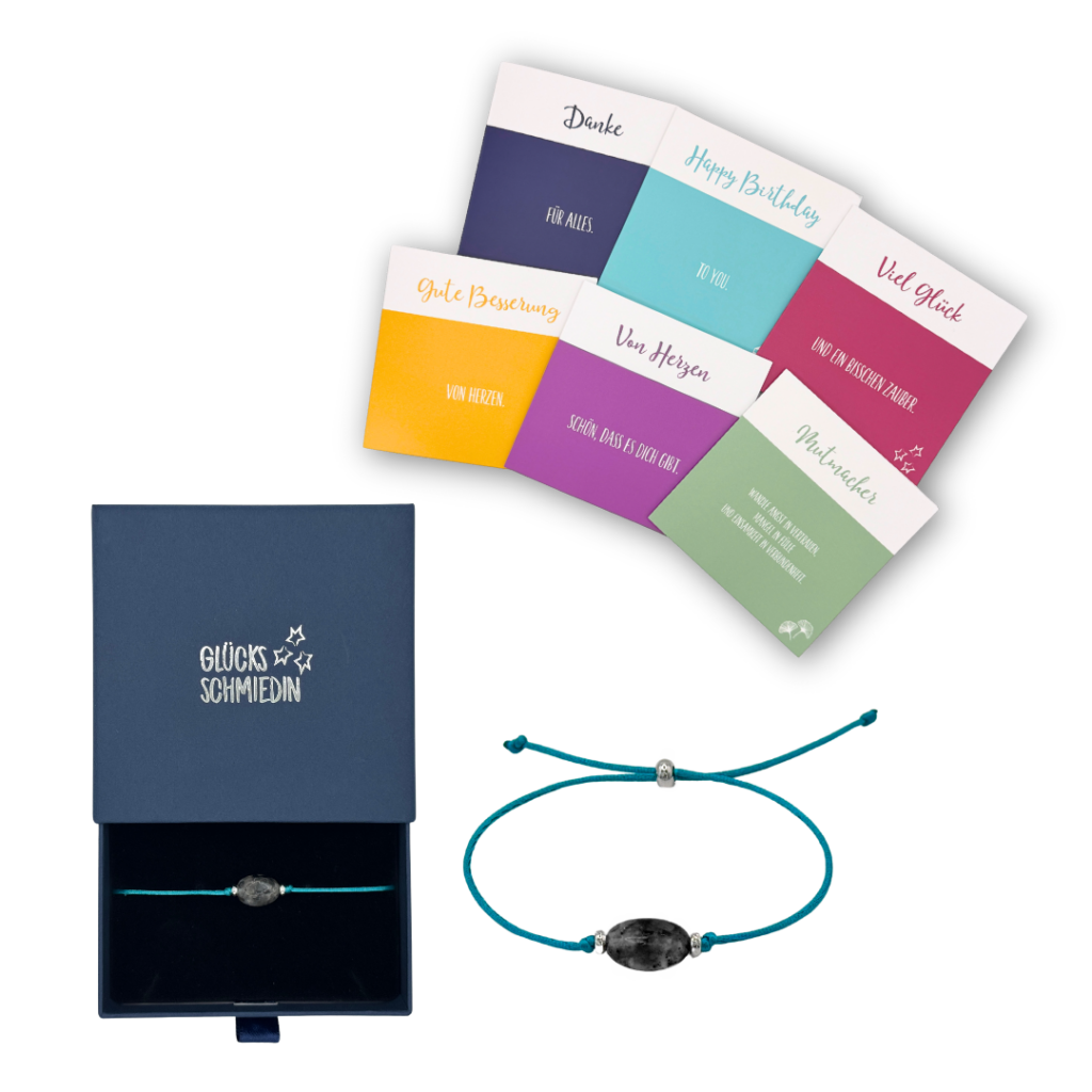 Labradorit Satin Armband in türkis, 2 versilberten Perlen und silberner Schiebeperle mit 6 verschiedenen Glückwunschkarten für jeden Anlass in edler Geschenkbox. Handmade in Deutschland.