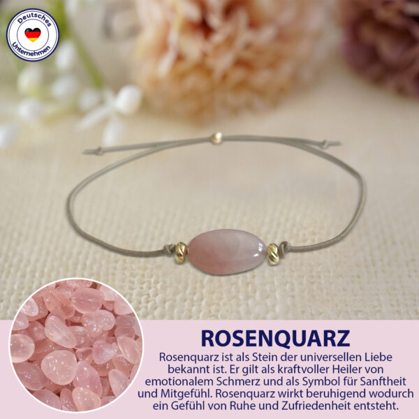 Rosenquarz Grußkarte mit Bedeutung, Edelstein Armband mit Rosenquarz und 2 vergoldeten Perlen vorne und Schiebeperle als Verschluss, elastisches Armband in beige, Briefkuvert.