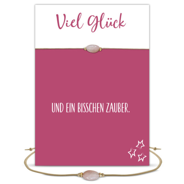 Viel Glück Grußkarte, Edelstein Armband mit Rosenquarz und 2 vergoldeten Perlen vorne und Schiebeperle als Verschluss, elastisches Armband in beige, Briefkuvert.