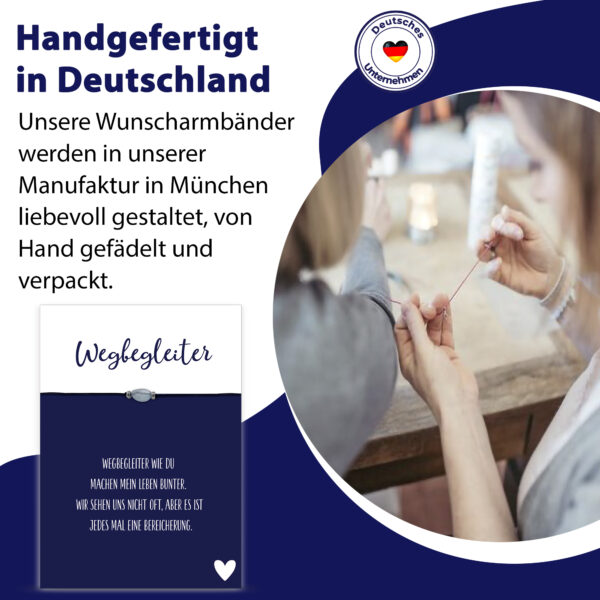 Wegbegleiter Grußkarte, Edelstein Armband mit Aquamarin und 2 versilberten Perlen vorne und Schiebeperle als Verschluss, elastisches Armband in grau, Briefkuvert.