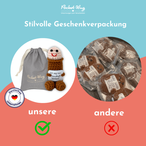 Pocket hug, gehäkelter Penis, lustiges Geschenk zu Jungesellinenabschied, Trennung, Schreibtischdeko und vieles mehr mit Schild: Ich sag nur standhaft bleiben, im edlen Leinenbeutel mit Glückwunschkarte